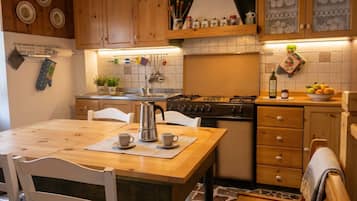 Kühlschrank, Ofen, Herdplatte, Wasserkocher mit Kaffee-/Teezubehör