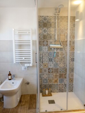 Bruser, hårtørrer, bidet