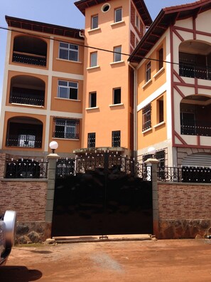 Exterior - BAFOUSSAM HEART OF CITY 2P FURNISHED ANY COMFORT: RESIDENCE VICYMA (Bafoussam)