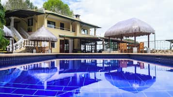 Piscine extérieure, cabanons gratuits, chaises longues
