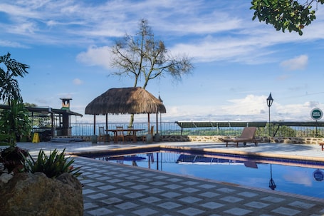 Una piscina al aire libre, camas de piscina gratis