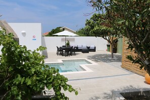 Outdoor dining - Green house with pool (Nadadouro)