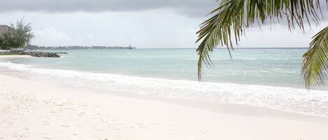 Perto da praia, espreguiçadeiras