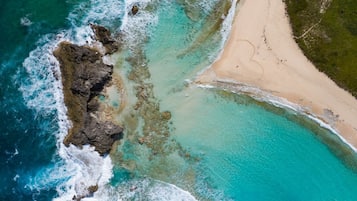 Una playa cerca, sillas reclinables de playa, toallas de playa