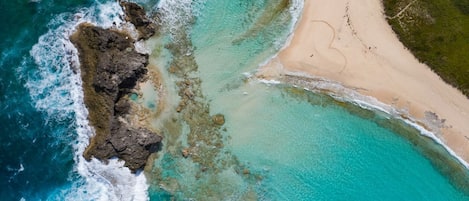 Una playa cerca, sillas reclinables de playa, toallas de playa