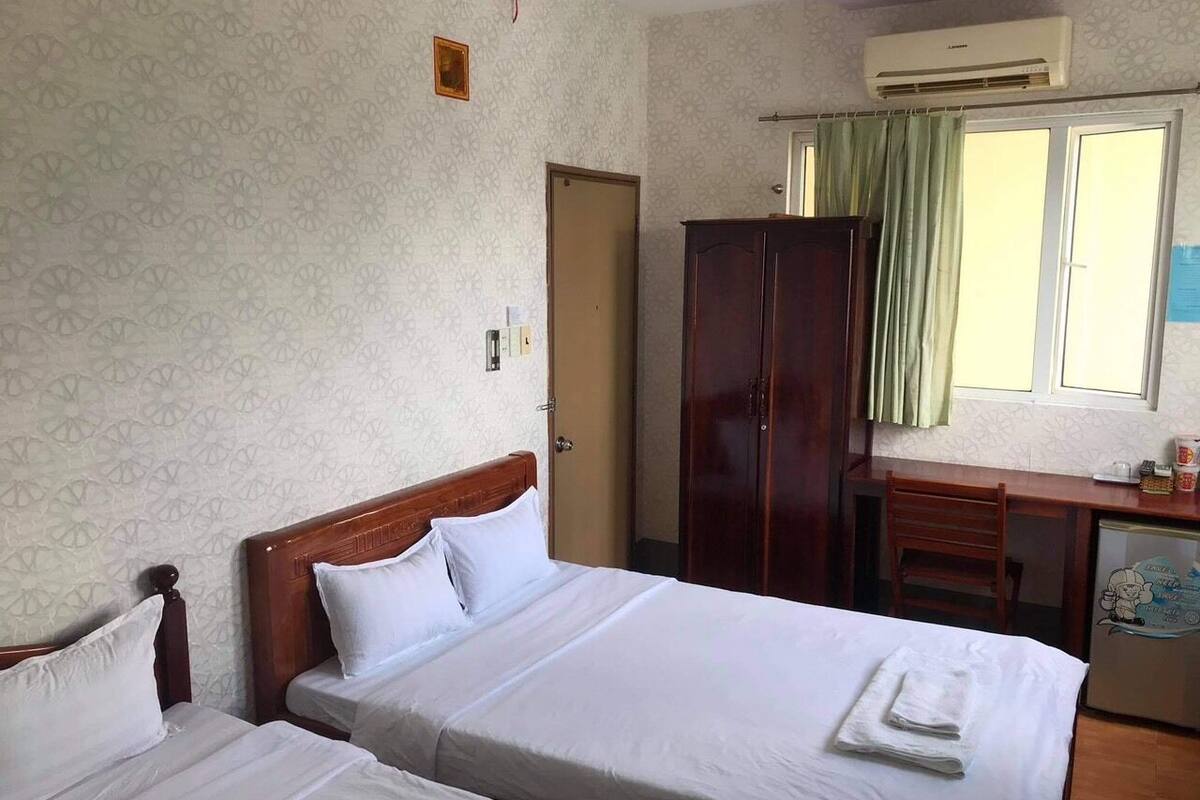 Kamar Quadruple Basic | Minibar, meja kerja, kedap suara, dan Wi-Fi gratis
