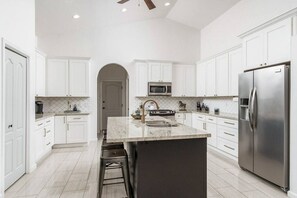 Køleskab, mikrobølgeovn, ovn, kogeplade