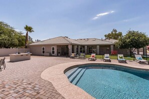 A heated pool, sun loungers - The Playhouse Retreat (Scottsdale)