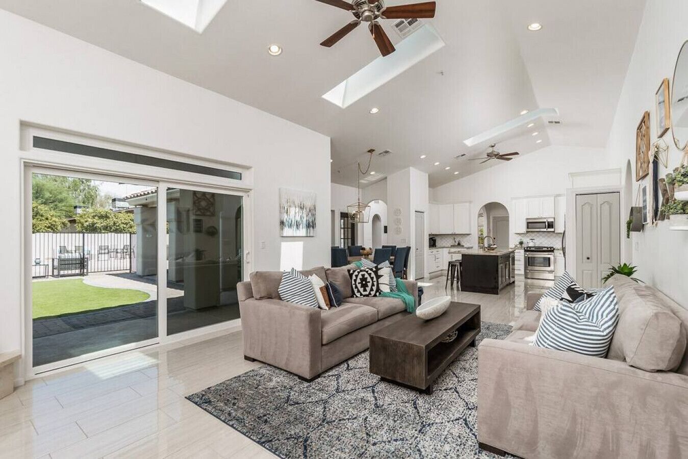 Smart TV, chimenea y libros 