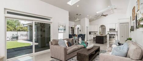 Smart TV, chimenea y libros