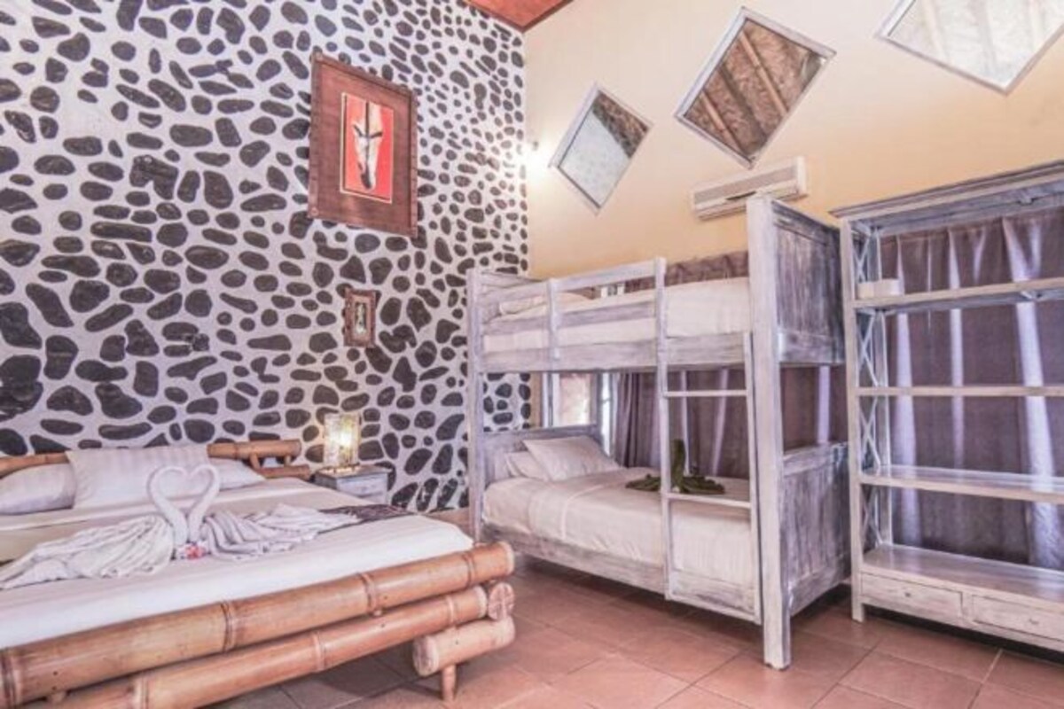 مساحة عمل للكمبيوتر المحمول وواي فاي مجانًا وبديكورات فريدة لكل غرفة