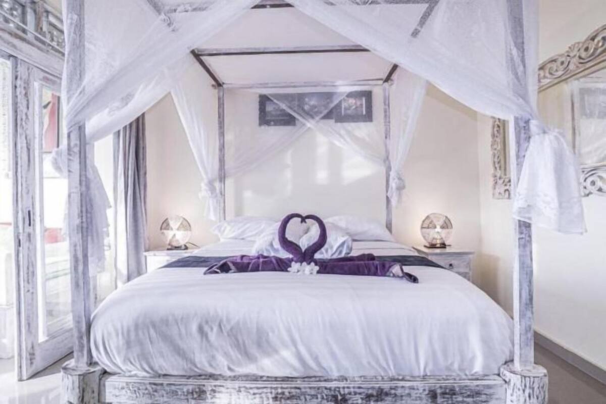 Individually decorated, individually furnished, laptop workspace