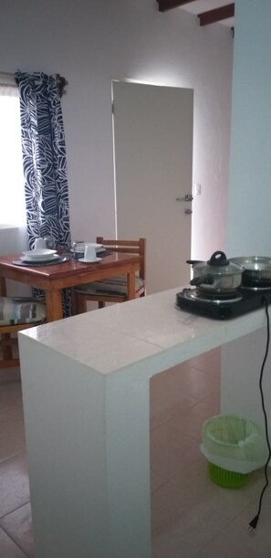 Refrigerador con congelador, cafetera y tetera y tostadora 