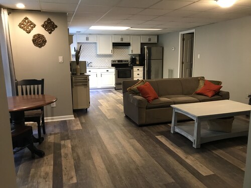 Tranquil Escape~Modern 1BD Suite on Greenway