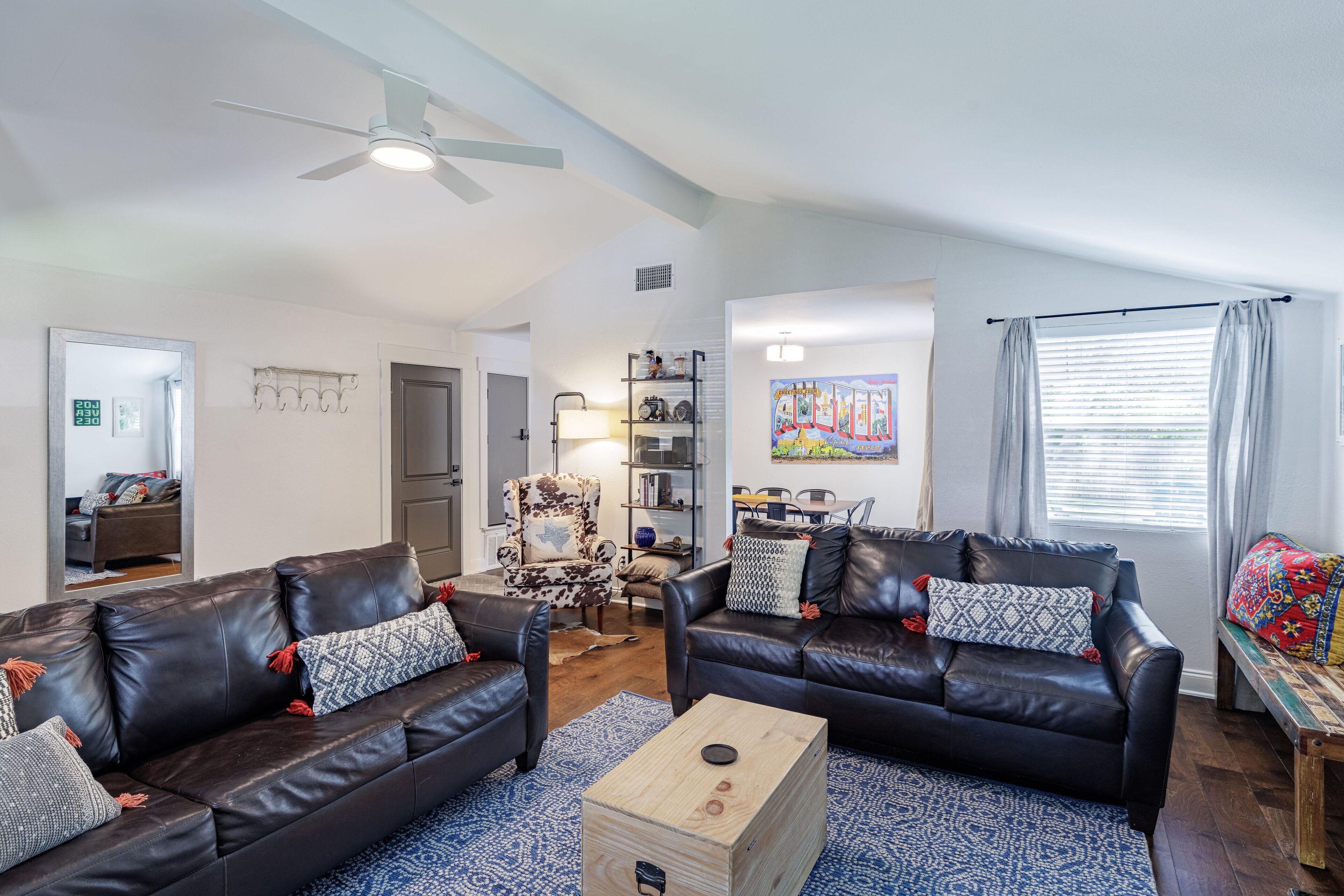 Smart-TV, Tischfußball, Tischtennisplatte, Bücher