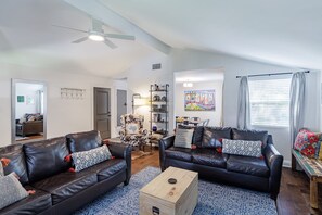 Älytelevisio, pöytäjalkapallopöytä, pöytätennispöytä, kirjoja