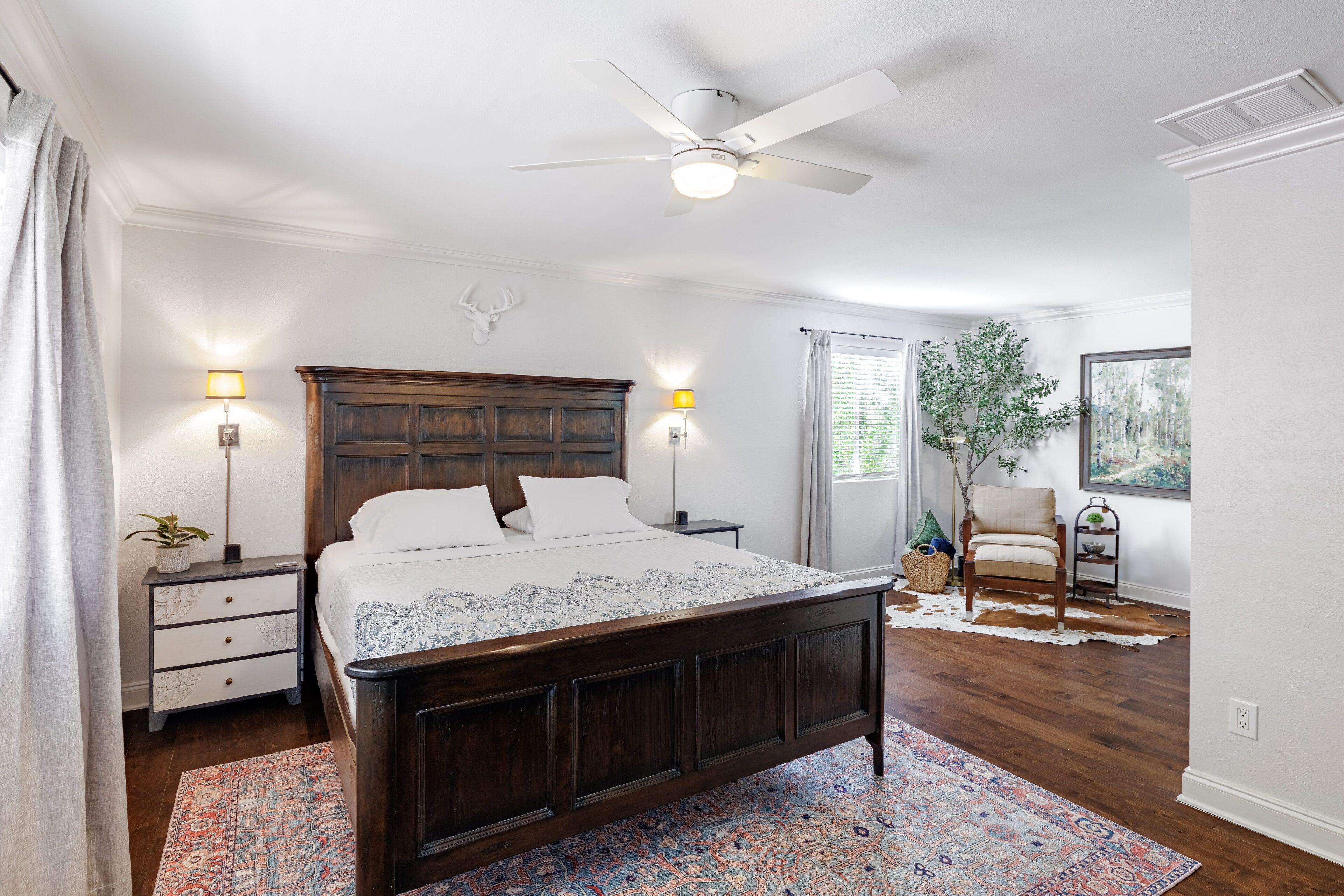 Large primary bedroom with en-suite bathroom & Tempur-pedic mattress.