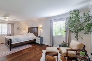 3 bedrooms, desk, iron/ironing board, free WiFi