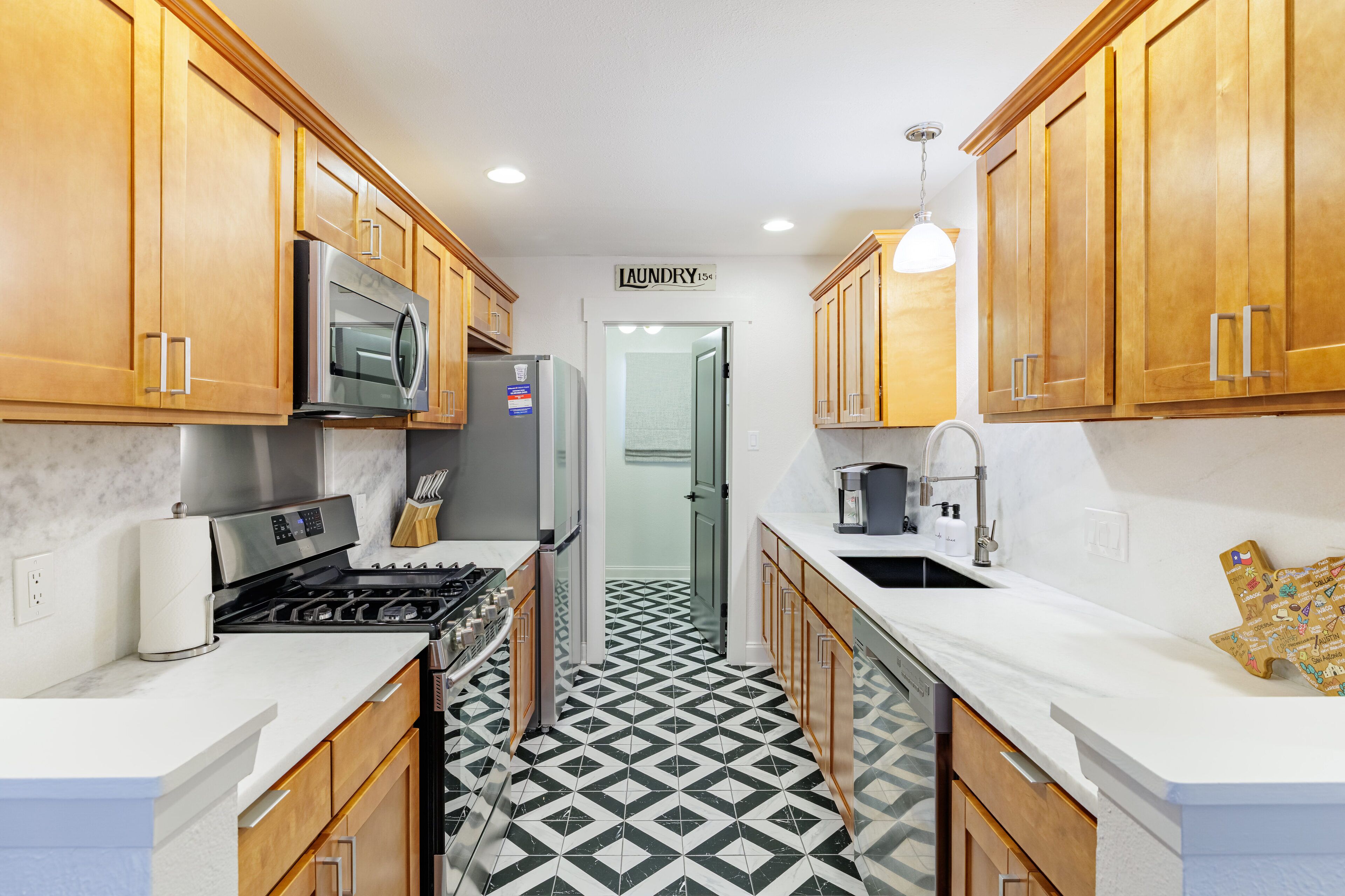 Jääkaappi, mikroaaltouuni, uuni, liesi