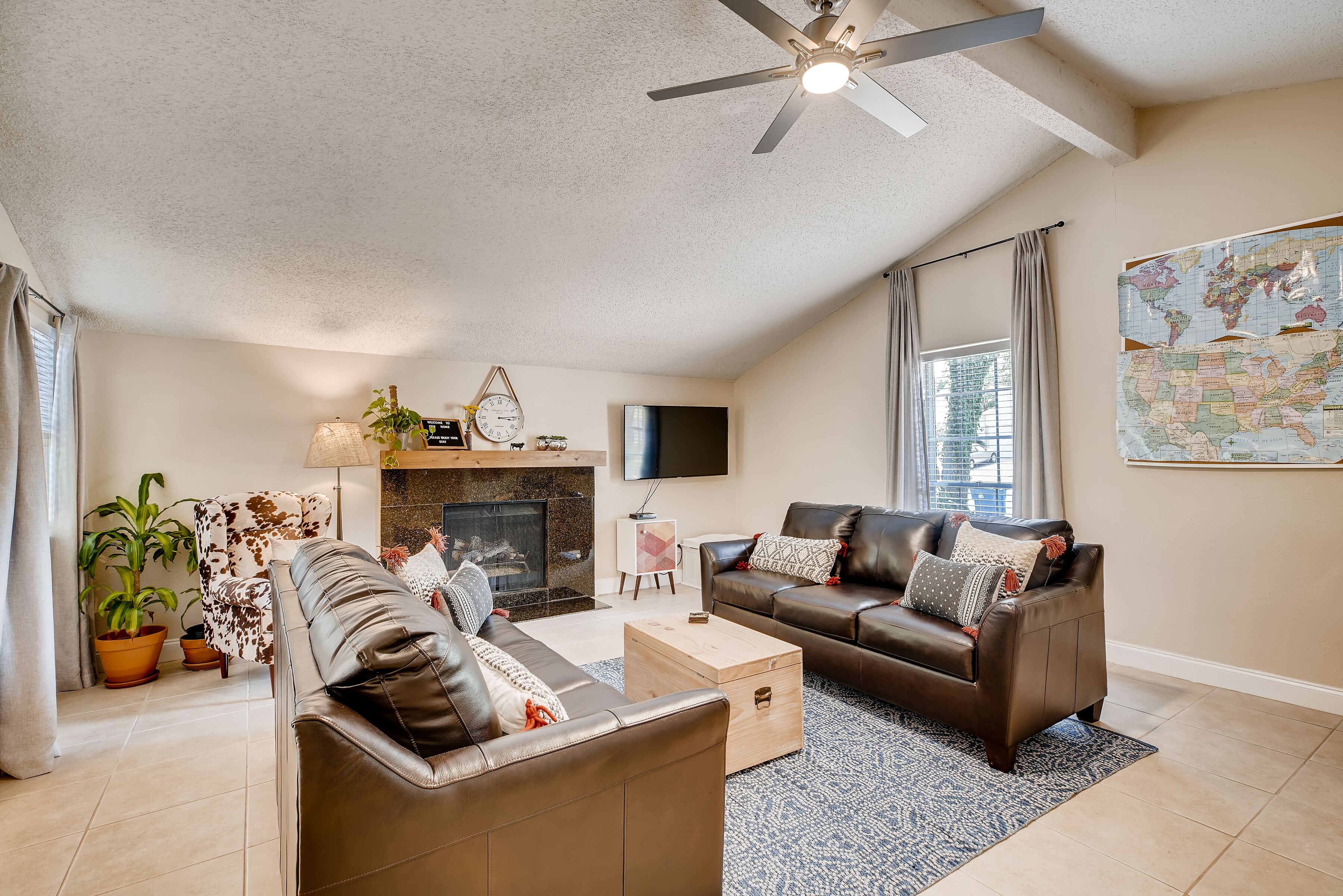 Cozy, updated home-2 Kings & Foosball: near Domain, Q2, DT