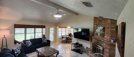 Una televisión, una chimenea, videojuegos, un reproductor de DVD