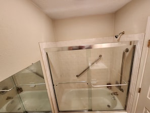 Combined shower/bathtub, towels, toilet paper