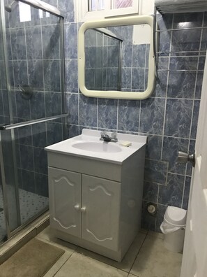 ห้องทริปเปิล | ห้องน้ำ | ฝักบัว, เรนชาวเวอร์, ผ้าเช็ดตัว, สบู่