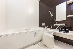 Combined shower/bathtub, hair dryer - Shiki Homes | NATSU 夏 (Kyōto-shi)