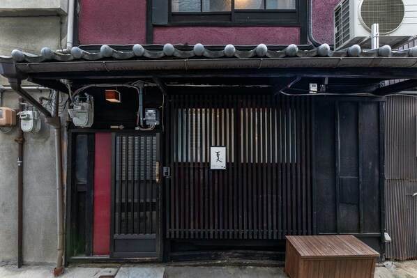 Un portón tradicional japonés con una mesa de madera al frente.