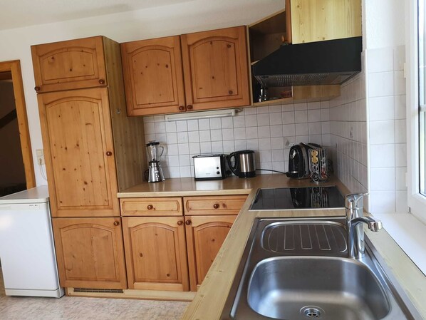 Kühlschrank, Mikrowelle, Ofen, Wasserkocher mit Kaffee-/Teezubehör