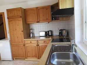 Refrigerador, microondas, horno y cafetera y tetera