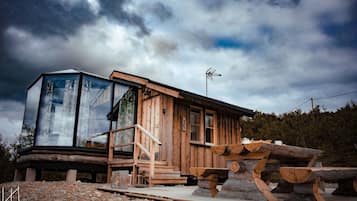 Deluxe Cottage | Individually decorated, individually furnished, free WiFi, bed sheets