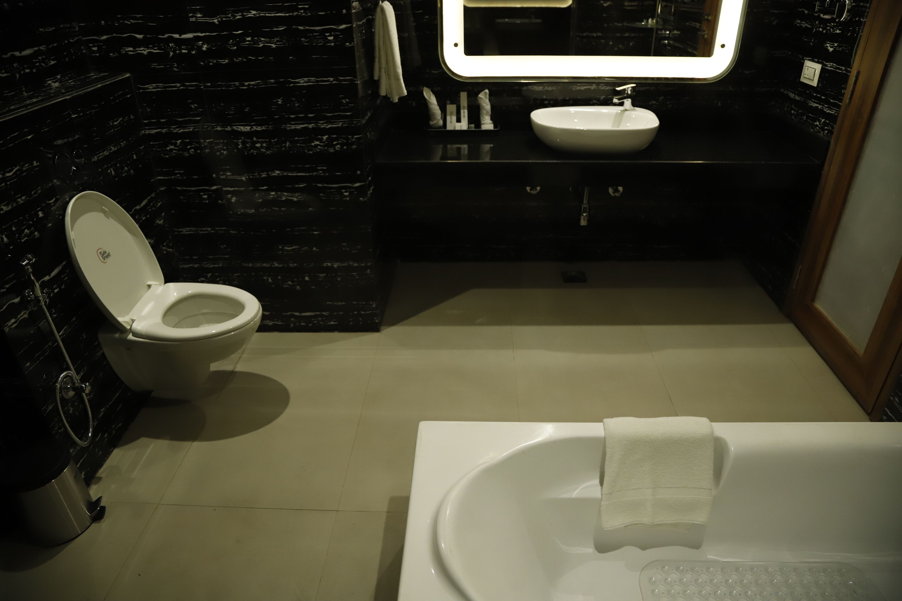 Un baño con inodoro, lavamanos y bañera.