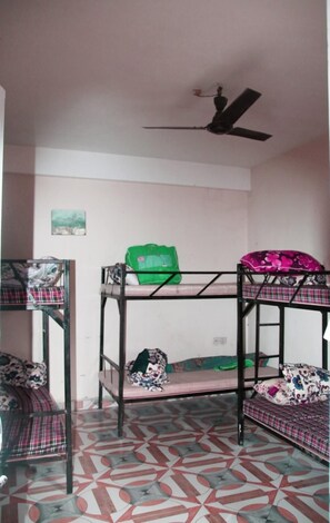 Desk, free WiFi - Tranquil Water Guest House Pokhara (Pokhara)