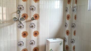 Chambre Simple Standard | Salle de bain | Douche, articles de toilette gratuits, serviettes fournies