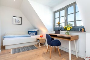 3 soveværelser, pengeskab på værelset, skrivebord, weekendseng