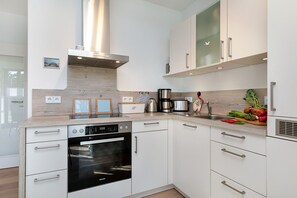 Køleskab, ovn, opvaskemaskine, kaffe-/temaskine