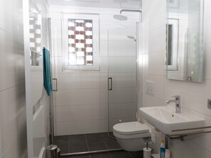 Dusche, Haartrockner, Handtücher