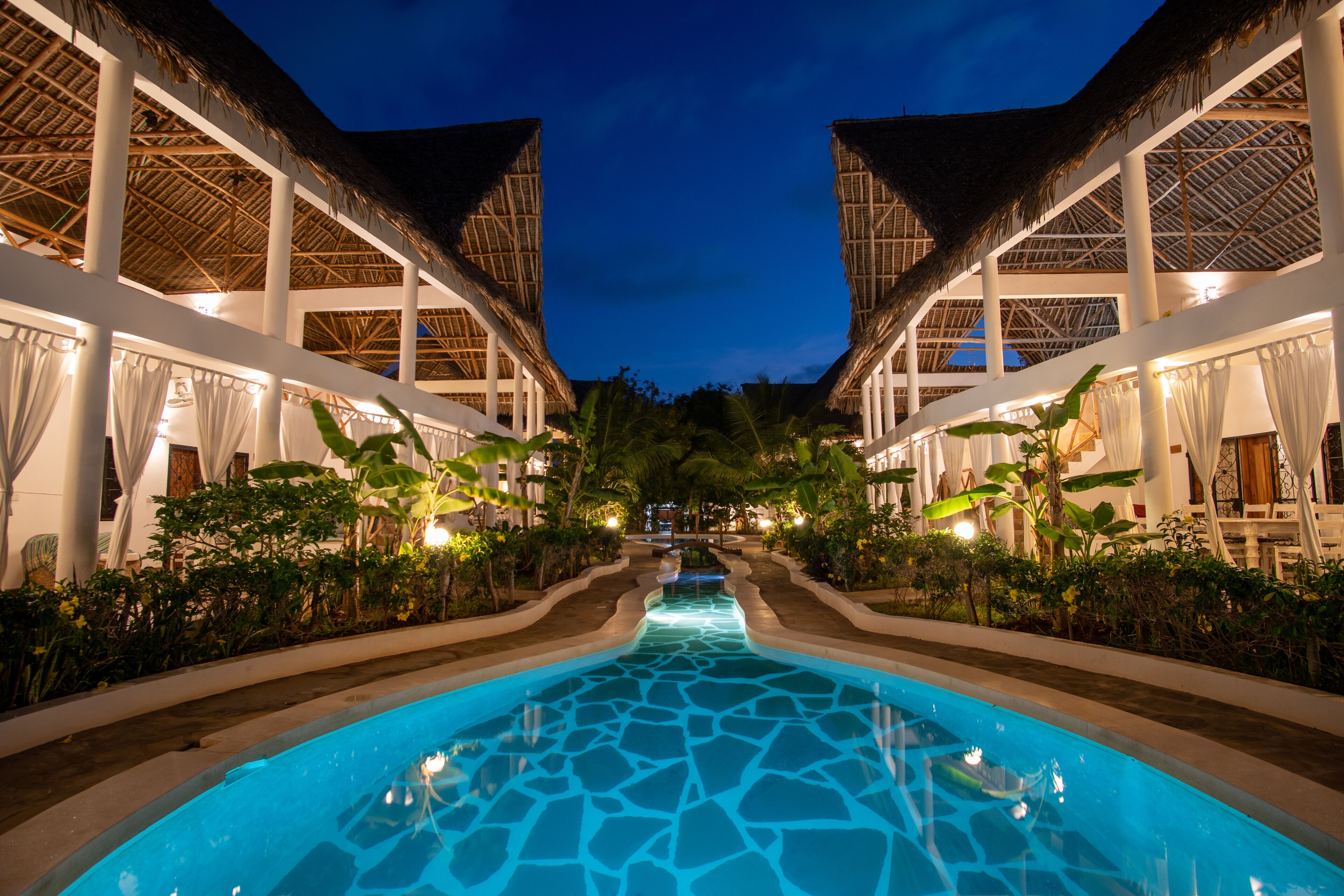Piscine extérieure, chaises longues