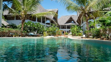 Utendørsbasseng og solsenger