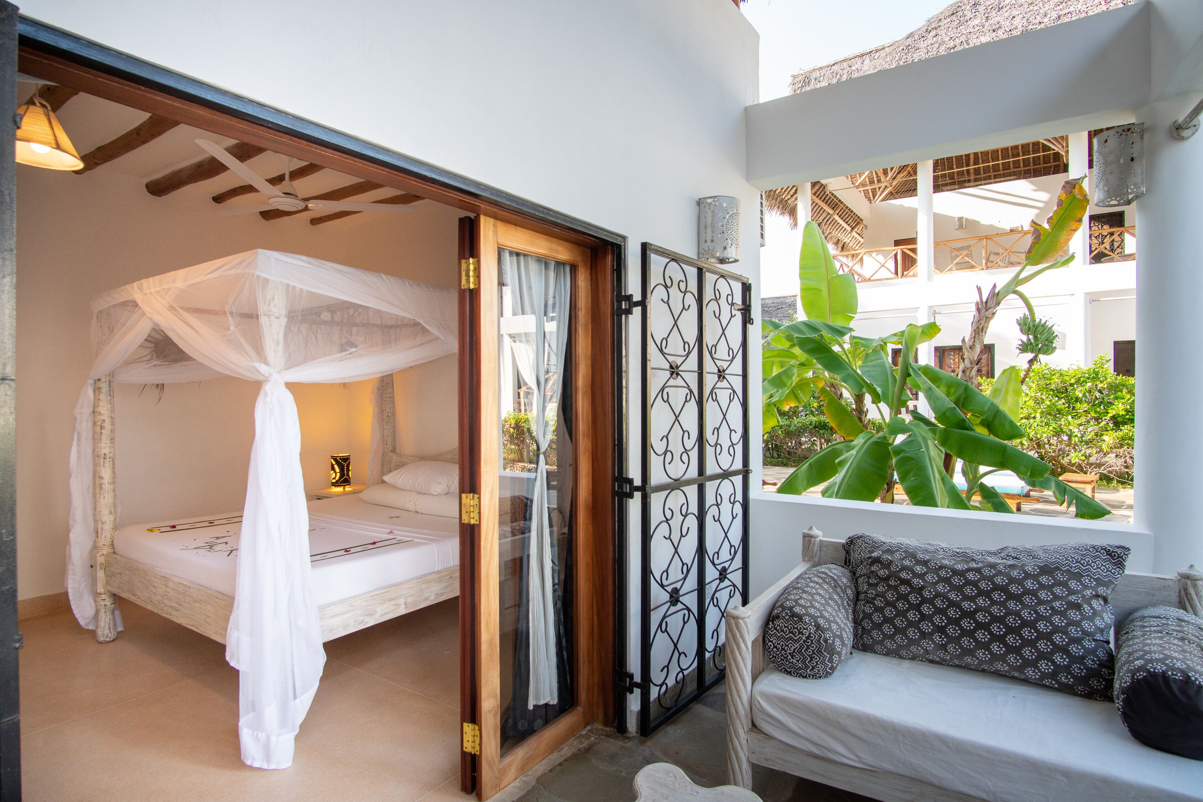 2 chambres, coffres-forts dans les chambres, fer et planche à repasser