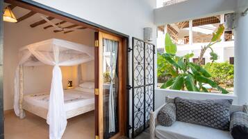 2 chambres, coffres-forts dans les chambres, fer et planche à repasser