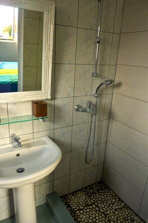 Douche, sèche-cheveux, serviettes fournies, savon