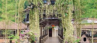 Kamayan sa Palaisdaan Hotel and Resort