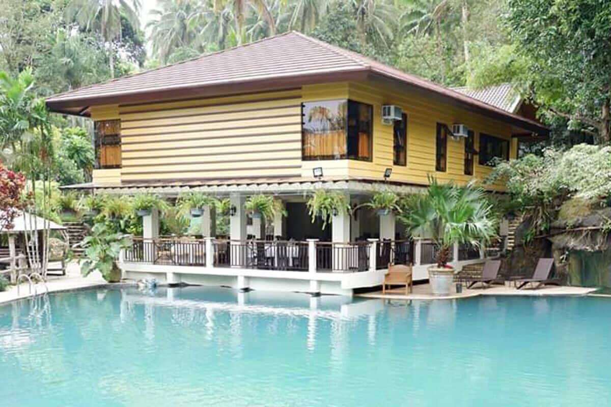 Un edificio amarillo con piscina.