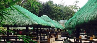 Kamayan sa Palaisdaan Hotel and Resort