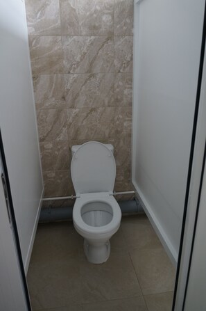 Bed in 8-Bed Mixed Shared Dormitory Room | Bathroom amenities | Shower, rainfall showerhead, free toiletries, hair dryer