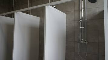 Standard-yhteismajoitus | Kylpyhuoneen suihku