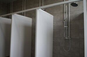 Asrama Umum Standar | Shower kamar mandi