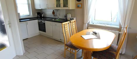 Een koelkast, een magnetron, een oven, een vaatwasser